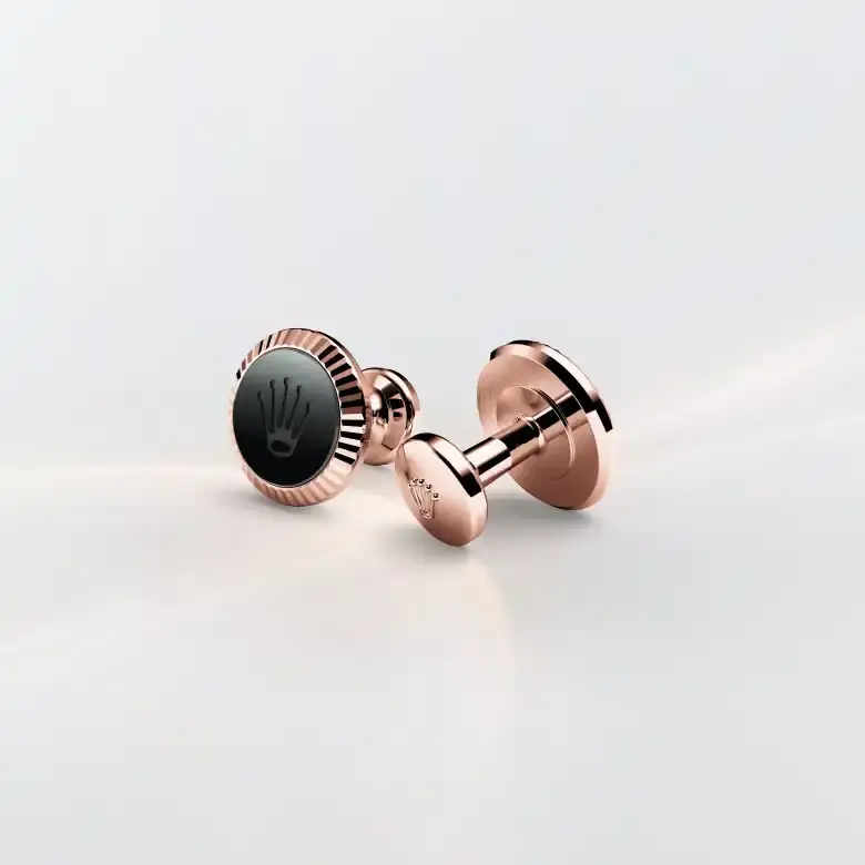 勞力士「三角坑紋」袖扣永恒玫瑰金及陶瓷，A1035在寶島鐘錶